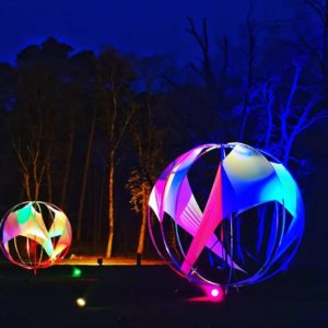 leuchtender Ball - kunstwerk - waldleuchten